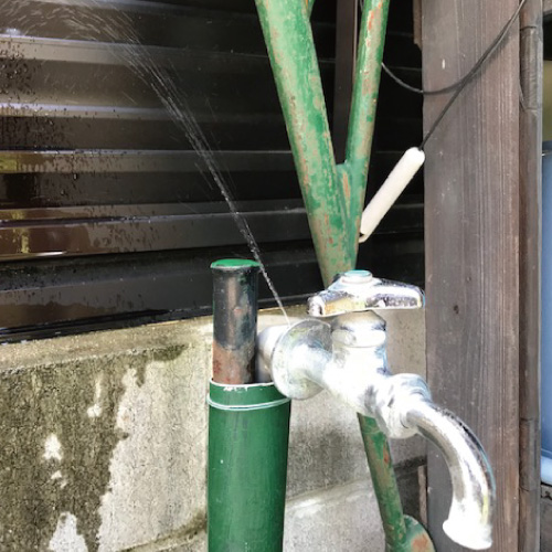 屋外水栓給水管から水が噴き出している<br>【広島市南区】