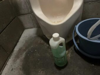 男子トイレの流れが悪くなった原因はボタン<br>【広島市安佐北区可部】