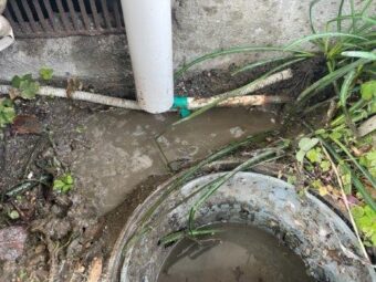 屋外の配管から温かいお湯が漏れている<br>【広島市中区吉島】