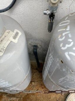 プロパンガスボンベの裏にある水道管が破裂<br>【東広島市黒瀬町】